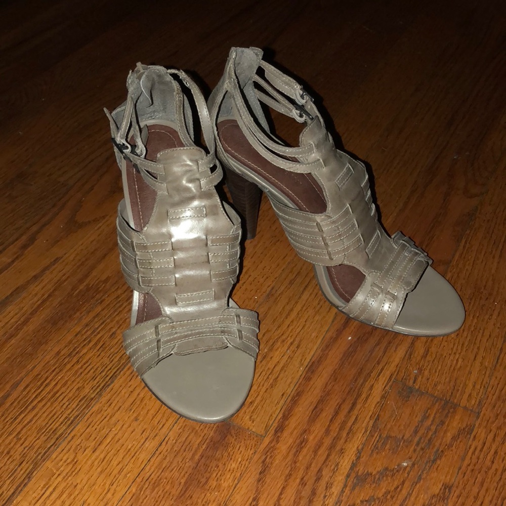 Super cute grey heels!!